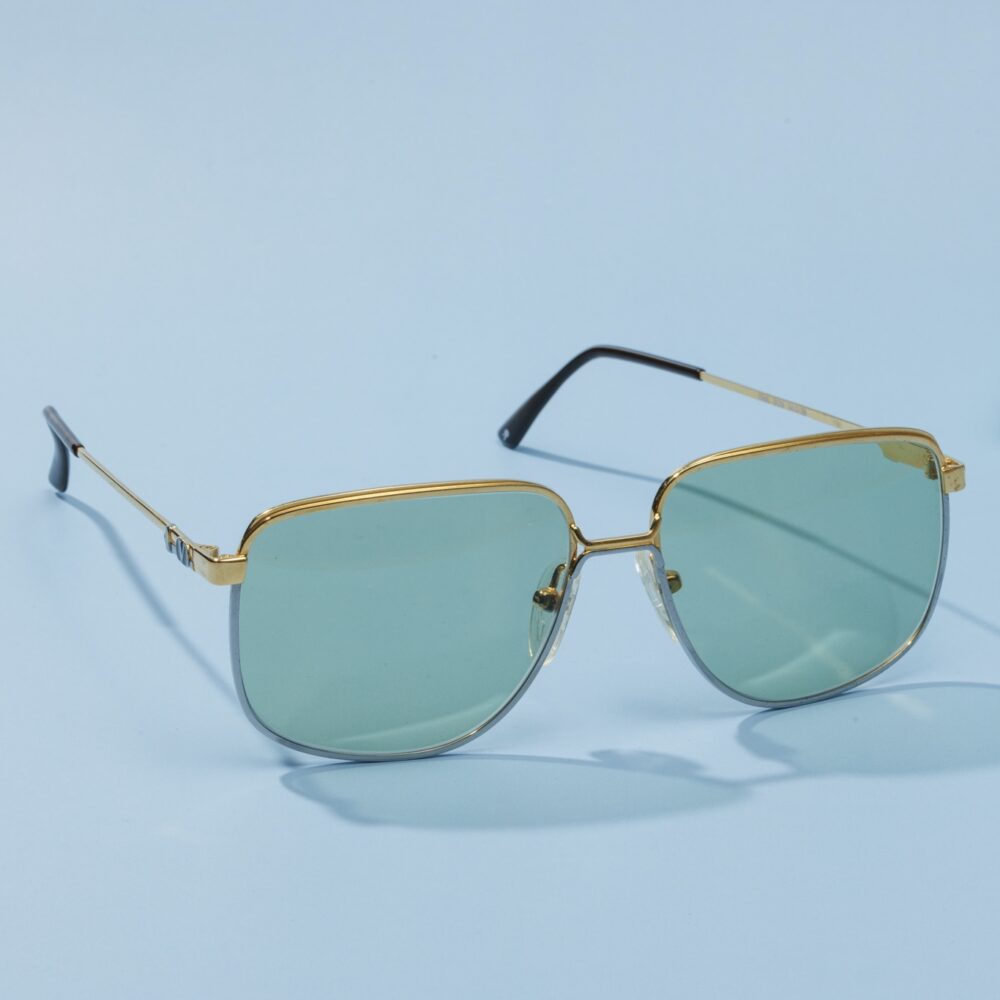 Lunettes de soleil vintage des années 70 de la maison de luxe Valentino. Monture en acier argenté et doré fabriquée main en Italie d'un savoir-faire lunetier authentique, avec des verres verts fantastiques. Les lunettes Valentino sont toutes fabriquées à la main, avec des matériaux soigneusement choisis.