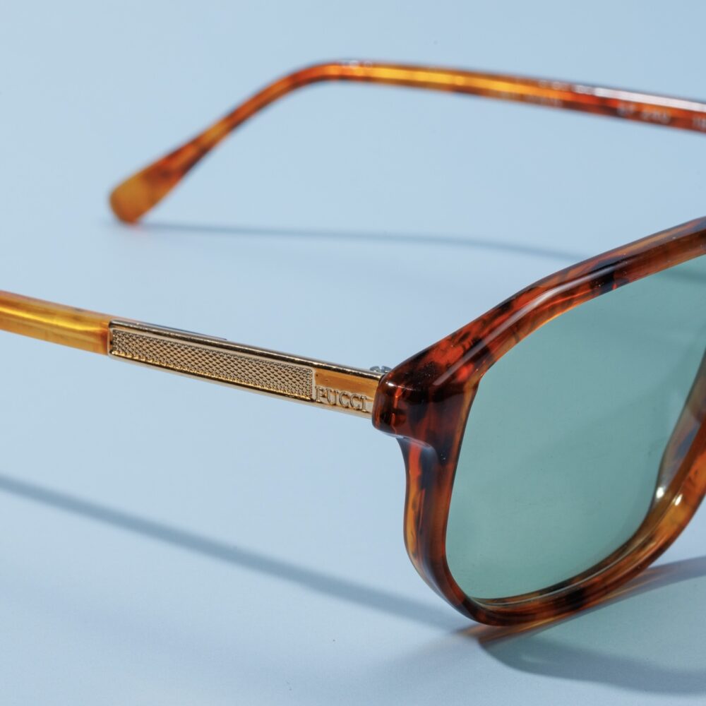 Lunettes de soleil vintage des années 70 de la marque Emilio Pucci. Monture en acier doré et acétate écaillé marron fabriquée main en Italie d'un savoir-faire lunetier authentique, avec des verres verts fantastiques.