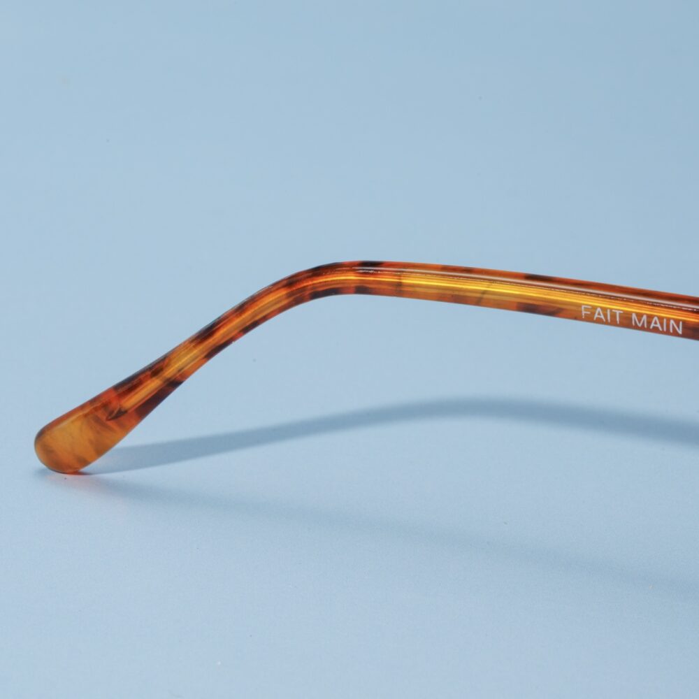 Lunettes de soleil vintage des années 70 de la marque Emilio Pucci. Monture en acier doré et acétate écaillé marron fabriquée main en Italie d'un savoir-faire lunetier authentique, avec des verres verts fantastiques.