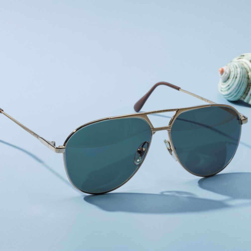 Lunettes de soleil aviateur vintage des années 80 de la marque Valencaren. Monture en acier doré fabriquée main en Italie d'un savoir-faire lunetier authentique, avec des verres verts foncés fantastiques.