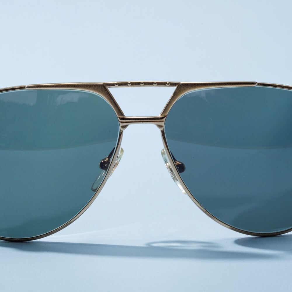 Lunettes de soleil aviateur vintage des années 80 de la marque Valencaren. Monture en acier doré fabriquée main en Italie d'un savoir-faire lunetier authentique, avec des verres verts foncés fantastiques.