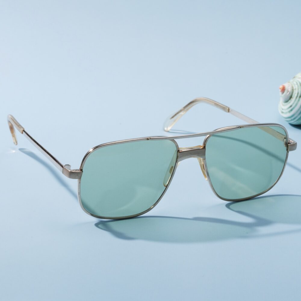 Lunettes de soleil aviateur vintage des années 60 de la marque Visuell. Monture en acier doré écaillé fabriquée main en France d'un savoir-faire lunetier authentique, avec des verres vert-turquoise fantastiques. Les lunettes Visuell sont tous fabriqués à la main, avec des matériaux soigneusement choisis.