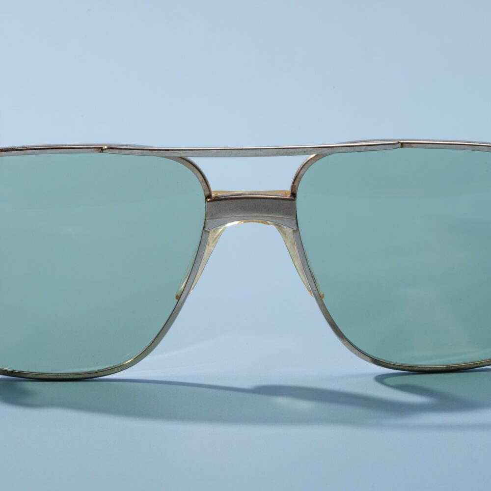 Lunettes de soleil aviateur vintage des années 60 de la marque Visuell. Monture en acier doré écaillé fabriquée main en France d'un savoir-faire lunetier authentique, avec des verres vert-turquoise fantastiques. Les lunettes Visuell sont tous fabriqués à la main, avec des matériaux soigneusement choisis.