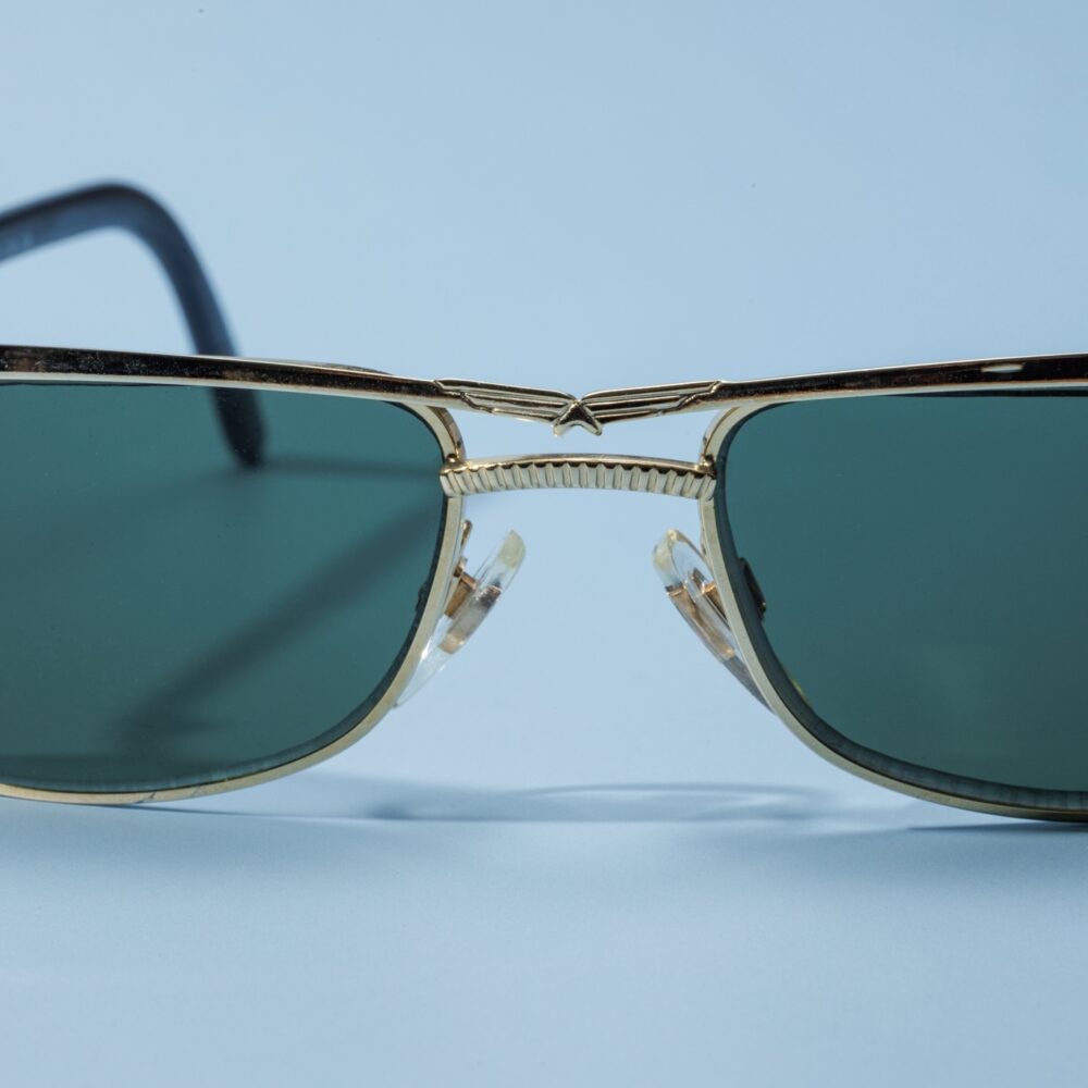 Lunettes de soleil vintages JAGUAR des années 70, forme papillon. La monture est en acétate écaillé marron, avec des verres bruns fantastiques.